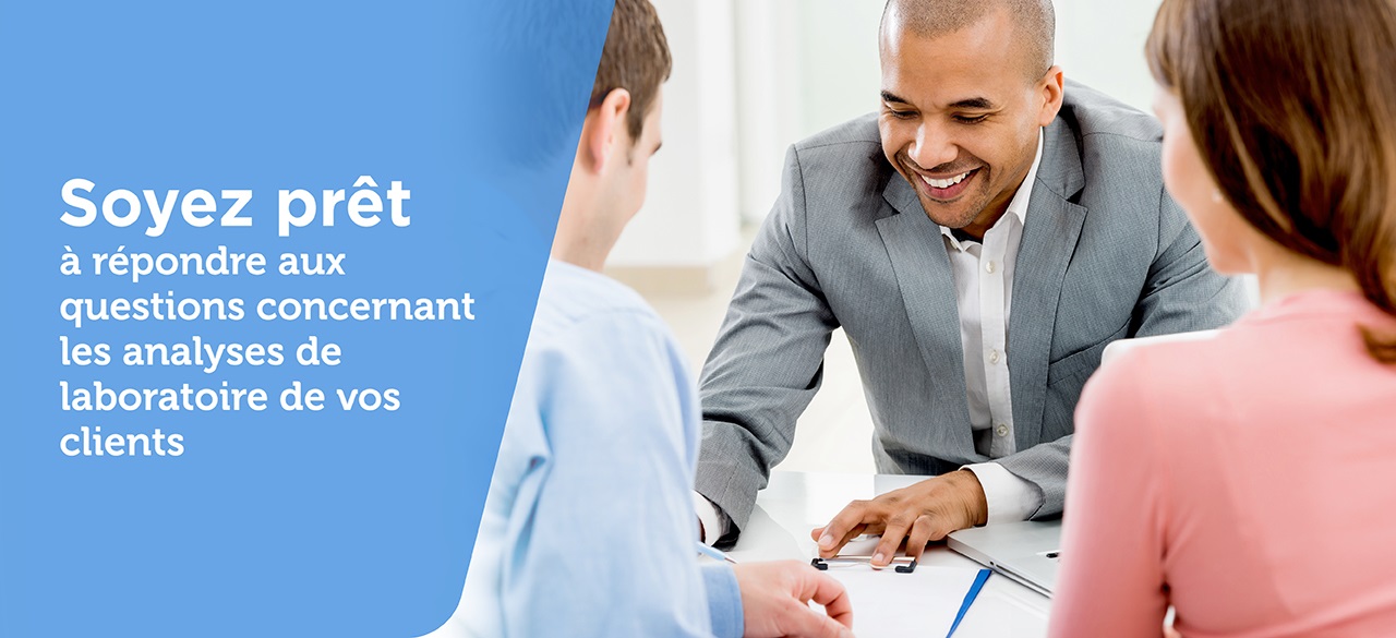 Couple discutant avec un professionnel d’affaires et regardant une planchette à pince