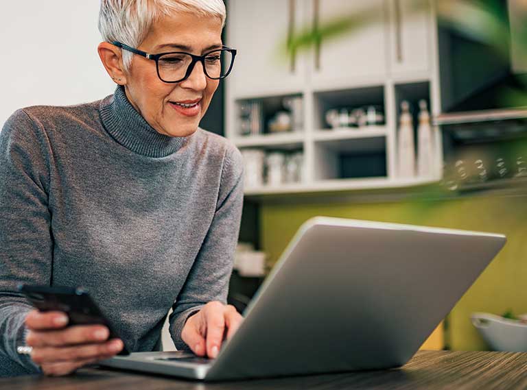 Femme âgée regardant un ordinateur portable
