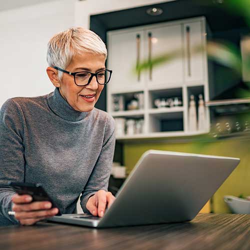 Femme âgée regardant un ordinateur portable
