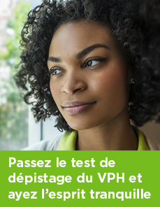 Gros plan du visage d’une jeune femme aux cheveux bouclés